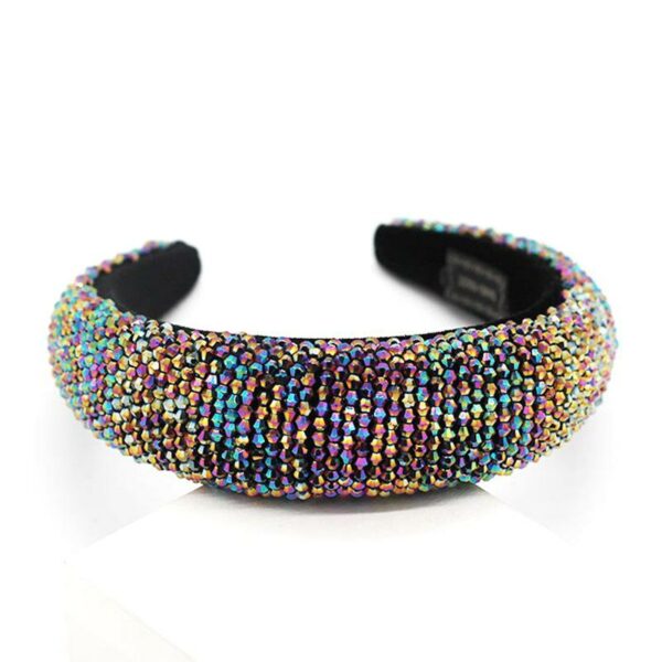 Serre-tête bijou en perles irisées Mermaid Le Bandeau Français | Bandeau Cheveux Femme <h3>Accentuez votre look professionnel avec le serre-tête bijou Mermaid en perles irisées.</h3>
<p>Conçu pour les professionnels dynamiques, ce serre-tête ajoutera une touche de sophistication à votre tenue de travail. Fait main avec soin, il combine polyester et perles acryliques pour un effet lumineux et raffiné.</p>
<ul> <li>Fabrication : Fait main</li> <li>Taille : Unique, adaptable à toutes les chevelures</li> <li>Composition : Polyester, perles acryliques irisées</li> <li>Type : Serre-tête bijou femme idéal pour le bureau</li>
</ul>
<p>Ideal pour les jeunes professionnels désirant marquer le coup sans effort, ce serre-tête est facile à porter et s'intègre parfaitement à vos tenues professionnelles. Trouvez le parfait équilibre entre Professionalisme et style personnel.</p>