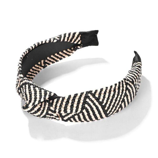 Serre-tête en raphia à chevrons Pia Le Bandeau Français | Bandeau Cheveux Femme <h3>Accentuez votre look professionnel avec le serre-tête Pia en raphia tressé à chevrons.</h3>
<p>Ce serre-tête fait main, en raphia bi-ton naturel et noir, apporte une touche de style subtile et sophistiqué à toute tenue de travail. Idéal pour les jeunes professionnels, il combine la confiance et le respect avec une pointe d'individualité.</p>
<ul> <li>Fabrication : Fait main</li> <li>Taille : Unique, adaptable à toutes les chevelures</li> <li>Largeur : 4.7 cm</li> <li>Composition : Raphia tressé</li> <li>Type : Serre-tête femme pour un look professionnel et chic</li>
</ul>