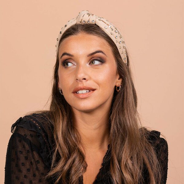 Serre-tête tissé avec cristaux Stéphanie Le Bandeau Français | Bandeau Cheveux Femme <h3>Ajoutez une touche de sophistication à votre look professionnel avec le serre-tête tissé avec cristaux Stéphanie.</h3>
<p>Ideal pour les jeunes professionnels, ce serre-tête fait main combine polyester et coton pour une texture luxueuse et durable. En taille unique, il s'adapte à toutes les coiffures et ajoute un éclat subtil à votre tenue de travail.</p>
<ul> <li>Fabrication : Fait main</li> <li>Taille : Unique</li> <li>Composition : Polyester, coton</li> <li>Type : Serre-tête noué femme</li>
</ul>