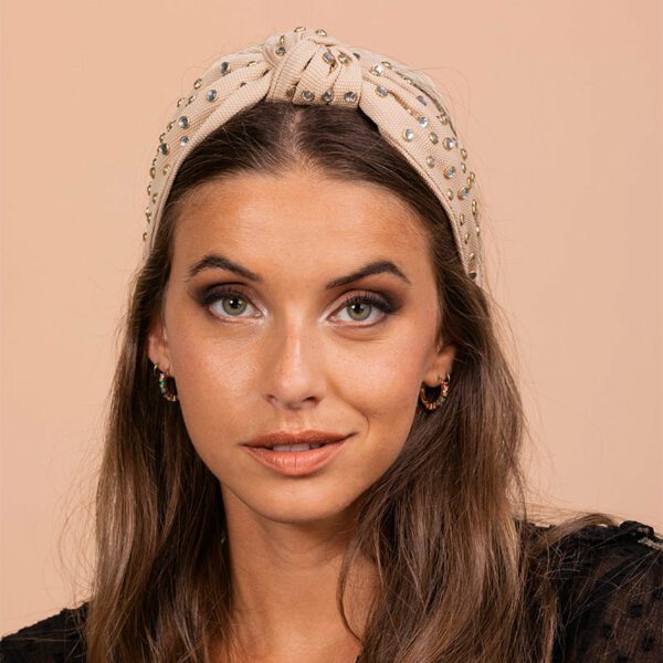 Serre-tête tissé avec cristaux Stéphanie Le Bandeau Français | Bandeau Cheveux Femme <h3>Ajoutez une touche de sophistication à votre look professionnel avec le serre-tête tissé avec cristaux Stéphanie.</h3>
<p>Ideal pour les jeunes professionnels, ce serre-tête fait main combine polyester et coton pour une texture luxueuse et durable. En taille unique, il s'adapte à toutes les coiffures et ajoute un éclat subtil à votre tenue de travail.</p>
<ul> <li>Fabrication : Fait main</li> <li>Taille : Unique</li> <li>Composition : Polyester, coton</li> <li>Type : Serre-tête noué femme</li>
</ul>