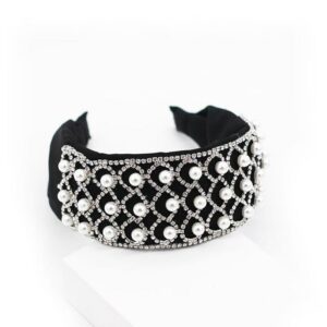 Serre-tête large en perles et strass Kirsten Le Bandeau Français | Bandeau Cheveux Femme <h3>Transformez votre look avec le serre-tête large en perles et strass</h3>
<p>Ajoutez une touche de luxe et de sophistication à votre coiffure avec ce serre-tête Kirsten, fabriqué à la main avec des perles et strass cousus avec soin. Idéal pour toutes les occasions, ce serre-tête unique en polyester, perles acryliques et strass vous offre une élégance instantanée.</p>