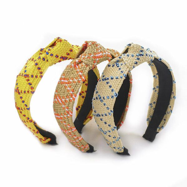 Serre-tête noué en raphia à motif croisé Le Bandeau Français | Bandeau Cheveux Femme <p>Découvrez le serre-tête noué en raphia à motif croisé, idéal pour les jeunes professionnels. Ce accessoire polyvalent combine la chic bohème avec une touche de profesionalisme, parfait pour le bureau ou les vacances. Fabriqué artisanalement avec du raphia naturel, il offre confort et durabilité. Adapté à toutes les morphologies et saisons, ce serre-tête sublime vos cheveux tout en respectant l'environnement.</p>