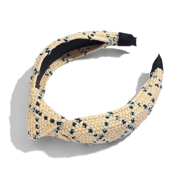 Serre-tête noué en raphia à motif croisé Le Bandeau Français | Bandeau Cheveux Femme <p>Découvrez le serre-tête noué en raphia à motif croisé, idéal pour les jeunes professionnels. Ce accessoire polyvalent combine la chic bohème avec une touche de profesionalisme, parfait pour le bureau ou les vacances. Fabriqué artisanalement avec du raphia naturel, il offre confort et durabilité. Adapté à toutes les morphologies et saisons, ce serre-tête sublime vos cheveux tout en respectant l'environnement.</p>