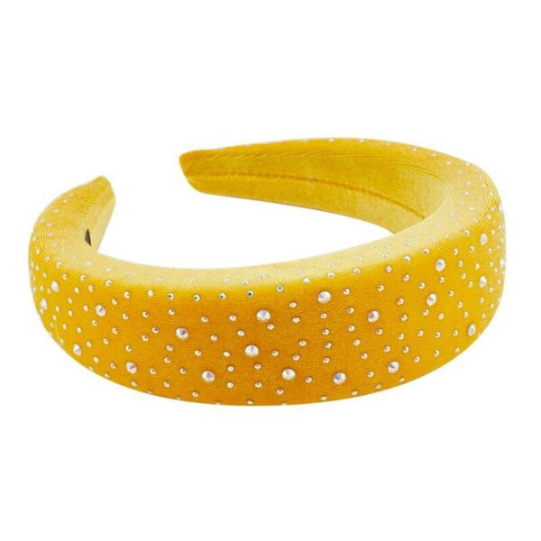 Serre-tête rembourré en velours et perles scintillantes Bianca Le Bandeau Français | Bandeau Cheveux Femme <h3>Accentuez votre look avec le serre-tête rembourré en velours et perles scintillantes Bianca</h3>
<p>Ce serre-tête luxueux, fait main et orné de petites perles délicatement disposées, ajoute une touche de sophistication à toute coiffure. Avec son beau volume et sa texture veloutée, il est le parfait accessoire pour un style ultra-tendance.</p>
<ul> <li>Fabrication : Fait main</li> <li>Dimensions : 1.5 cm hauteur (épaisseur) x 4 cm largeur</li> <li>Taille : Serre-tête Bianca en taille unique</li> <li>Composition : Polyester imitation velours, perles scintillantes</li> <li>Type : Serre-tête femme.</li>
</ul>