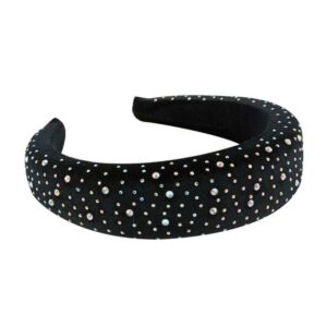 Serre-tête rembourré en velours et perles scintillantes Bianca Le Bandeau Français | Bandeau Cheveux Femme <h3>Accentuez votre look avec le serre-tête rembourré en velours et perles scintillantes Bianca</h3>
<p>Ce serre-tête luxueux, fait main et orné de petites perles délicatement disposées, ajoute une touche de sophistication à toute coiffure. Avec son beau volume et sa texture veloutée, il est le parfait accessoire pour un style ultra-tendance.</p>
<ul> <li>Fabrication : Fait main</li> <li>Dimensions : 1.5 cm hauteur (épaisseur) x 4 cm largeur</li> <li>Taille : Serre-tête Bianca en taille unique</li> <li>Composition : Polyester imitation velours, perles scintillantes</li> <li>Type : Serre-tête femme.</li>
</ul>