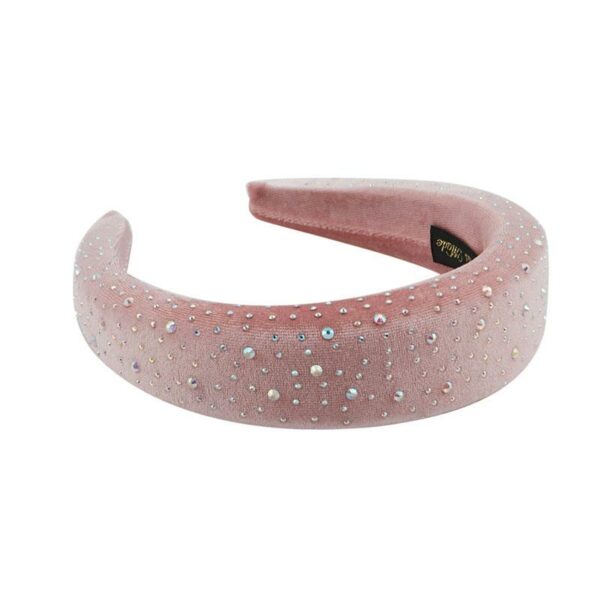 Serre-tête rembourré en velours et perles scintillantes Bianca Le Bandeau Français | Bandeau Cheveux Femme <h3>Accentuez votre look avec le serre-tête rembourré en velours et perles scintillantes Bianca</h3>
<p>Ce serre-tête luxueux, fait main et orné de petites perles délicatement disposées, ajoute une touche de sophistication à toute coiffure. Avec son beau volume et sa texture veloutée, il est le parfait accessoire pour un style ultra-tendance.</p>
<ul> <li>Fabrication : Fait main</li> <li>Dimensions : 1.5 cm hauteur (épaisseur) x 4 cm largeur</li> <li>Taille : Serre-tête Bianca en taille unique</li> <li>Composition : Polyester imitation velours, perles scintillantes</li> <li>Type : Serre-tête femme.</li>
</ul>