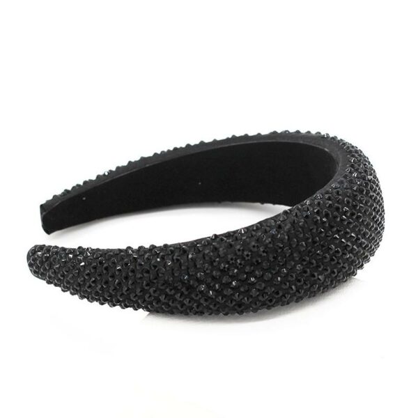 Serre-Tête rembourré tapissé de cristaux Milana Le Bandeau Français | Bandeau Cheveux Femme <h3>Illuminez vos soirées avec ce serre-tête rembourré tapissé de cristaux. Un accessoire de cheveux luxueux et fabriqué à la main. Parfait pour les fêtes de fin d’année ou tout événement spécial, ce serre-tête vous offre une touche de glamour incomparable.</h3>
<ul> <li>Fabrication : Fait main</li> <li>Taille : Serre-tête Milana en taille unique</li> <li>Composition : Structure coton, Cristaux colorés</li> <li>Type : Serre-tête femme</li>
</ul>