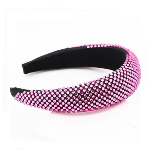 Serre-Tête rembourré tapissé de cristaux Milana Le Bandeau Français | Bandeau Cheveux Femme <h3>Illuminez vos soirées avec ce serre-tête rembourré tapissé de cristaux. Un accessoire de cheveux luxueux et fabriqué à la main. Parfait pour les fêtes de fin d’année ou tout événement spécial, ce serre-tête vous offre une touche de glamour incomparable.</h3>
<ul> <li>Fabrication : Fait main</li> <li>Taille : Serre-tête Milana en taille unique</li> <li>Composition : Structure coton, Cristaux colorés</li> <li>Type : Serre-tête femme</li>
</ul>