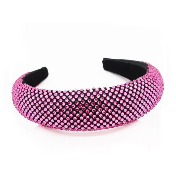 Serre-Tête rembourré tapissé de cristaux Milana Le Bandeau Français | Bandeau Cheveux Femme <h3>Illuminez vos soirées avec ce serre-tête rembourré tapissé de cristaux. Un accessoire de cheveux luxueux et fabriqué à la main. Parfait pour les fêtes de fin d’année ou tout événement spécial, ce serre-tête vous offre une touche de glamour incomparable.</h3>
<ul> <li>Fabrication : Fait main</li> <li>Taille : Serre-tête Milana en taille unique</li> <li>Composition : Structure coton, Cristaux colorés</li> <li>Type : Serre-tête femme</li>
</ul>