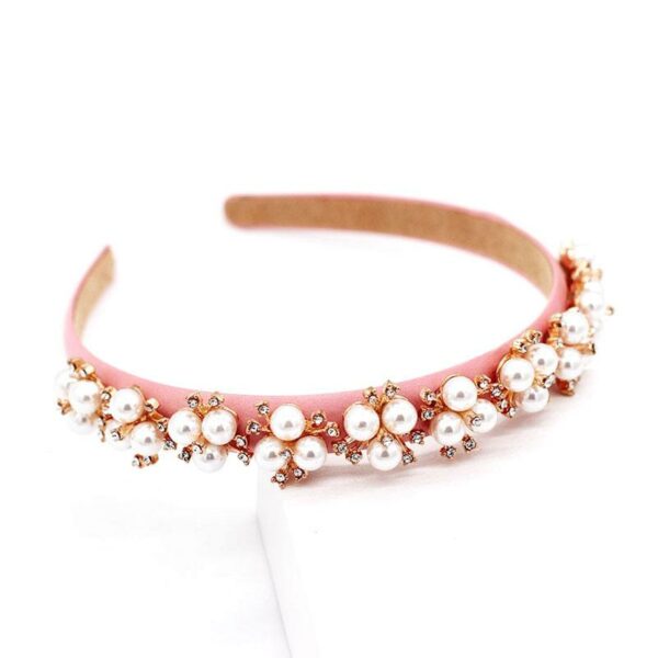 Serre-tête à ornements floraux en perles et strass Sienna Le Bandeau Français | Bandeau Cheveux Femme <p>Accentuez votre look avec notre serre-tête à ornements floraux en perles et strass, une création unique et artisanale. Ce serre-tête rose clair, orné de perles en acrylique et de strass, ajoute une touche de glamour à toute coiffure. Confectionné à la main sur commande, il vous offre une pièce exclusivement personnalisée pour vous.</p>