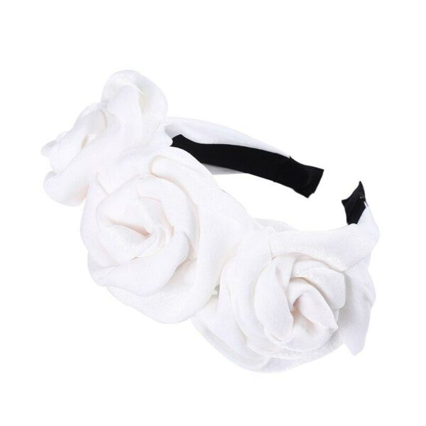 Serre-tête triple roses en satin Scarlett Le Bandeau Français | Bandeau Cheveux Femme <h3>Transformez votre look avec le serre-tête triple roses en satin</h3>
<p>Ajoutez une touche de sophistication et de tendance à votre tenue quotidienne ou de soirée grâce à ce serre-tête en satin élaboré à la main. Avec ses roses volumineuses et son design chic, il deviendra la pièce centrale de votre outfit.</p>
<ul> <li>Fabrication : Fait main à partir de tissu satiné.</li> <li>Largeur des roses : 8.5 cm</li> <li>Taille : Serre-tête Scarlett en taille unique</li> <li>Composition : Polyester imitation satin</li> <li>Type : Serre-tête femme.</li>
</ul>