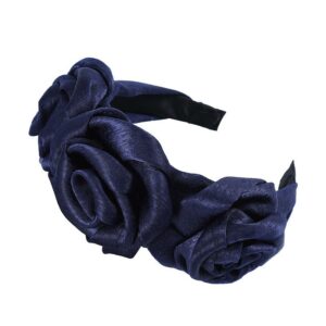 Serre-tête triple roses en satin Scarlett Le Bandeau Français | Bandeau Cheveux Femme <h3>Transformez votre look avec le serre-tête triple roses en satin</h3>
<p>Ajoutez une touche de sophistication et de tendance à votre tenue quotidienne ou de soirée grâce à ce serre-tête en satin élaboré à la main. Avec ses roses volumineuses et son design chic, il deviendra la pièce centrale de votre outfit.</p>
<ul> <li>Fabrication : Fait main à partir de tissu satiné.</li> <li>Largeur des roses : 8.5 cm</li> <li>Taille : Serre-tête Scarlett en taille unique</li> <li>Composition : Polyester imitation satin</li> <li>Type : Serre-tête femme.</li>
</ul>