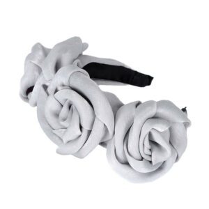 Serre-tête triple roses en satin Scarlett Le Bandeau Français | Bandeau Cheveux Femme <h3>Transformez votre look avec le serre-tête triple roses en satin</h3>
<p>Ajoutez une touche de sophistication et de tendance à votre tenue quotidienne ou de soirée grâce à ce serre-tête en satin élaboré à la main. Avec ses roses volumineuses et son design chic, il deviendra la pièce centrale de votre outfit.</p>
<ul> <li>Fabrication : Fait main à partir de tissu satiné.</li> <li>Largeur des roses : 8.5 cm</li> <li>Taille : Serre-tête Scarlett en taille unique</li> <li>Composition : Polyester imitation satin</li> <li>Type : Serre-tête femme.</li>
</ul>