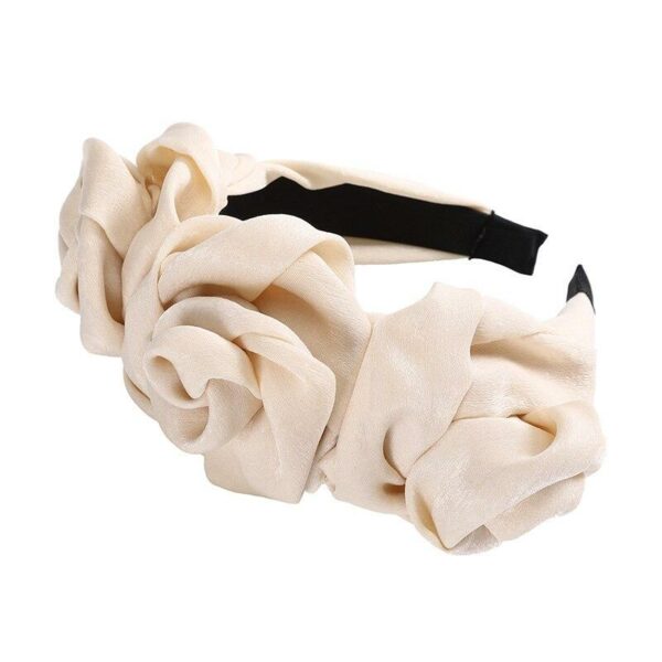 Serre-tête triple roses en satin Scarlett Le Bandeau Français | Bandeau Cheveux Femme <h3>Transformez votre look avec le serre-tête triple roses en satin</h3>
<p>Ajoutez une touche de sophistication et de tendance à votre tenue quotidienne ou de soirée grâce à ce serre-tête en satin élaboré à la main. Avec ses roses volumineuses et son design chic, il deviendra la pièce centrale de votre outfit.</p>
<ul> <li>Fabrication : Fait main à partir de tissu satiné.</li> <li>Largeur des roses : 8.5 cm</li> <li>Taille : Serre-tête Scarlett en taille unique</li> <li>Composition : Polyester imitation satin</li> <li>Type : Serre-tête femme.</li>
</ul>