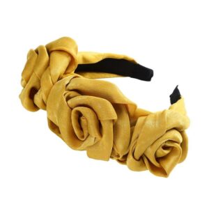 Serre-tête triple roses en satin Scarlett Le Bandeau Français | Bandeau Cheveux Femme <h3>Transformez votre look avec le serre-tête triple roses en satin</h3>
<p>Ajoutez une touche de sophistication et de tendance à votre tenue quotidienne ou de soirée grâce à ce serre-tête en satin élaboré à la main. Avec ses roses volumineuses et son design chic, il deviendra la pièce centrale de votre outfit.</p>
<ul> <li>Fabrication : Fait main à partir de tissu satiné.</li> <li>Largeur des roses : 8.5 cm</li> <li>Taille : Serre-tête Scarlett en taille unique</li> <li>Composition : Polyester imitation satin</li> <li>Type : Serre-tête femme.</li>
</ul>