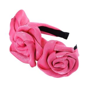 Serre-tête triple roses en satin Scarlett Le Bandeau Français | Bandeau Cheveux Femme <h3>Transformez votre look avec le serre-tête triple roses en satin</h3>
<p>Ajoutez une touche de sophistication et de tendance à votre tenue quotidienne ou de soirée grâce à ce serre-tête en satin élaboré à la main. Avec ses roses volumineuses et son design chic, il deviendra la pièce centrale de votre outfit.</p>
<ul> <li>Fabrication : Fait main à partir de tissu satiné.</li> <li>Largeur des roses : 8.5 cm</li> <li>Taille : Serre-tête Scarlett en taille unique</li> <li>Composition : Polyester imitation satin</li> <li>Type : Serre-tête femme.</li>
</ul>