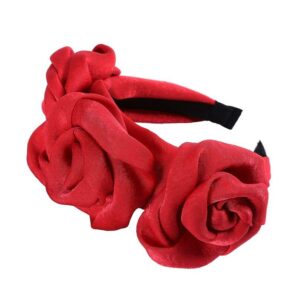 Serre-tête triple roses en satin Scarlett Le Bandeau Français | Bandeau Cheveux Femme <h3>Transformez votre look avec le serre-tête triple roses en satin</h3>
<p>Ajoutez une touche de sophistication et de tendance à votre tenue quotidienne ou de soirée grâce à ce serre-tête en satin élaboré à la main. Avec ses roses volumineuses et son design chic, il deviendra la pièce centrale de votre outfit.</p>
<ul> <li>Fabrication : Fait main à partir de tissu satiné.</li> <li>Largeur des roses : 8.5 cm</li> <li>Taille : Serre-tête Scarlett en taille unique</li> <li>Composition : Polyester imitation satin</li> <li>Type : Serre-tête femme.</li>
</ul>