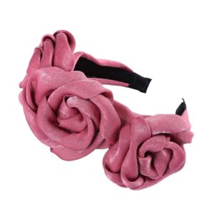 Serre-tête triple roses en satin Scarlett Le Bandeau Français | Bandeau Cheveux Femme <h3>Transformez votre look avec le serre-tête triple roses en satin</h3>
<p>Ajoutez une touche de sophistication et de tendance à votre tenue quotidienne ou de soirée grâce à ce serre-tête en satin élaboré à la main. Avec ses roses volumineuses et son design chic, il deviendra la pièce centrale de votre outfit.</p>
<ul> <li>Fabrication : Fait main à partir de tissu satiné.</li> <li>Largeur des roses : 8.5 cm</li> <li>Taille : Serre-tête Scarlett en taille unique</li> <li>Composition : Polyester imitation satin</li> <li>Type : Serre-tête femme.</li>
</ul>